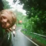 un enfant dans une voiture