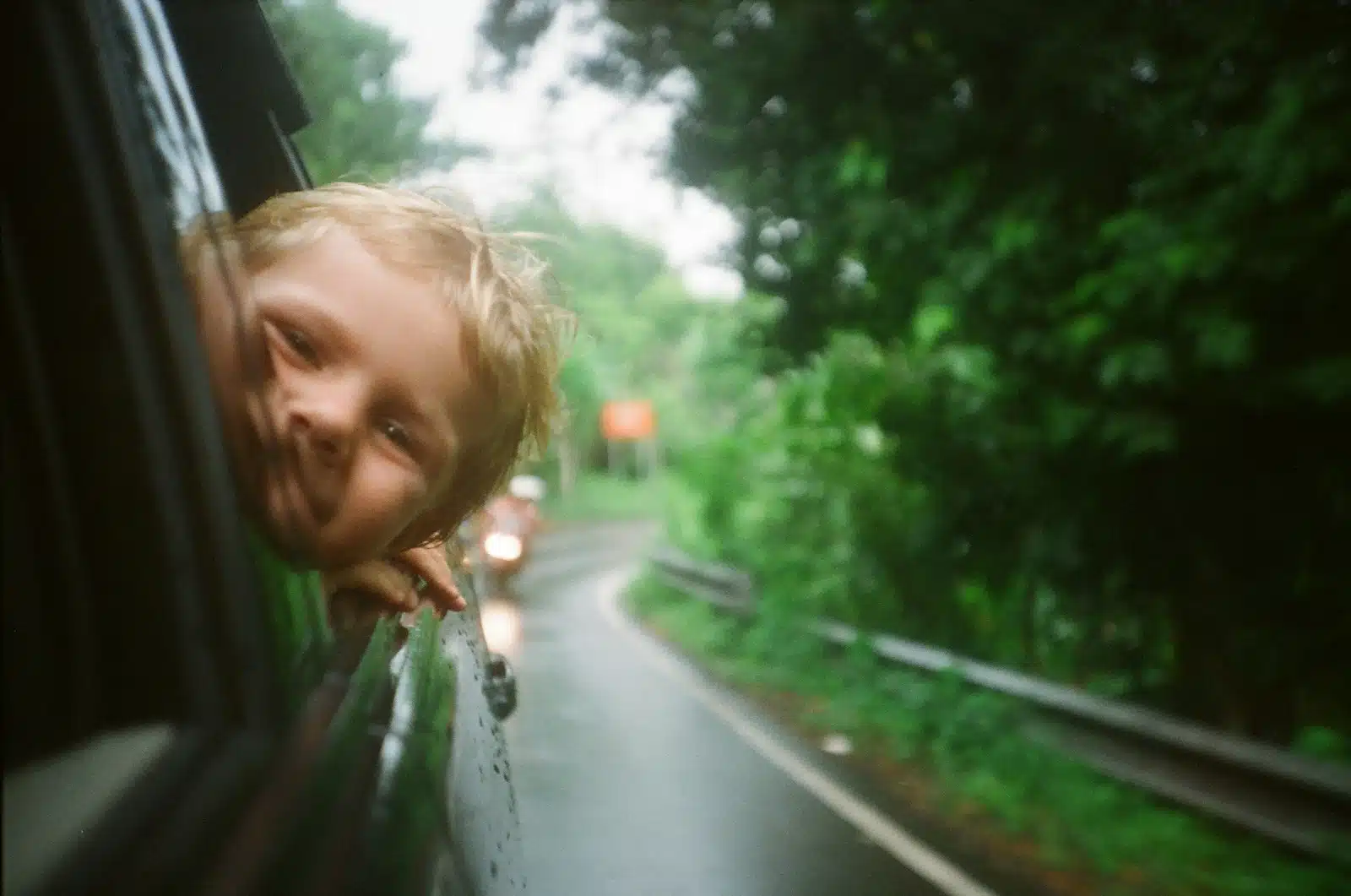 un enfant dans une voiture