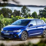 voiture bleue devant paysage et la mer