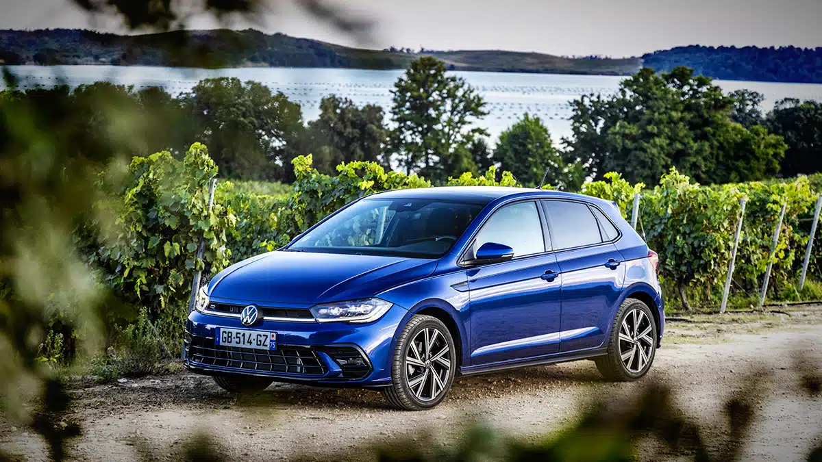 voiture bleue devant paysage et la mer