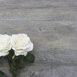 Les atouts des fleurs céramiques funéraires : élégance et respect du souvenir