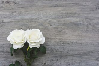 Les atouts des fleurs céramiques funéraires : élégance et respect du souvenir