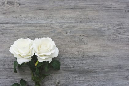 Les atouts des fleurs céramiques funéraires : élégance et respect du souvenir