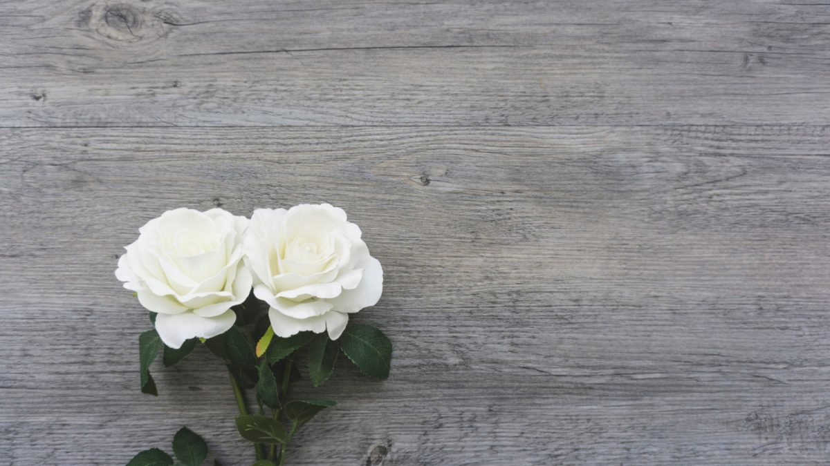 Les atouts des fleurs céramiques funéraires : élégance et respect du souvenir