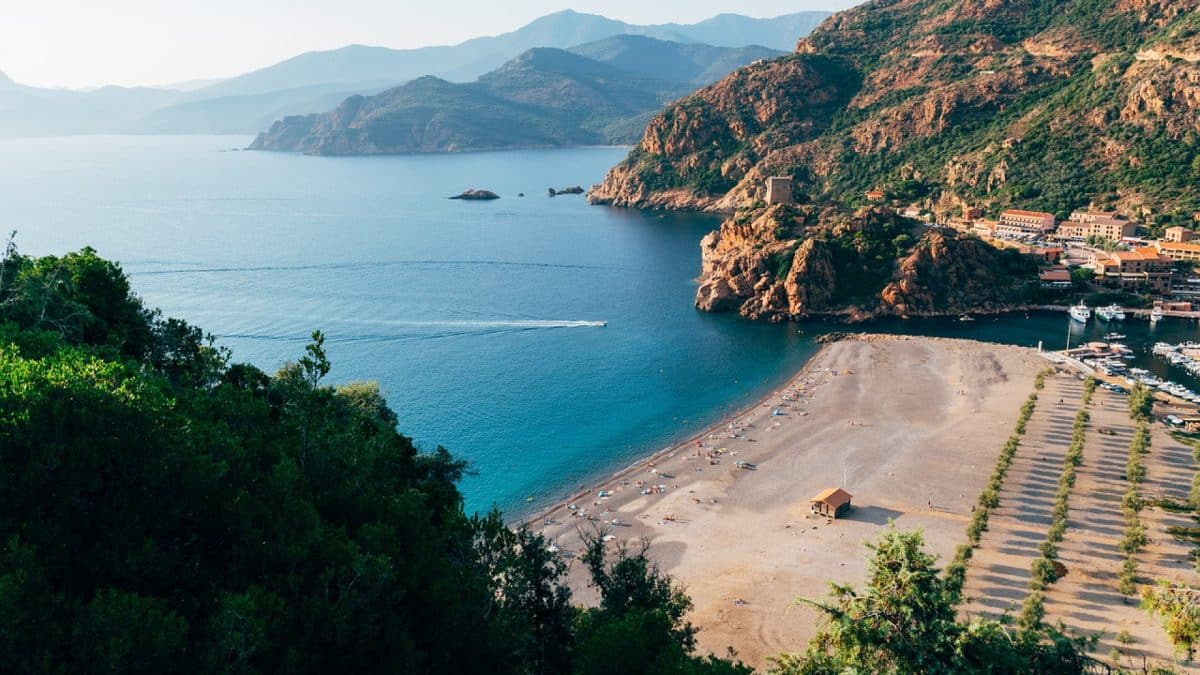 Les avantages d'acheter une villa en Corse en passant par une agence immobilière