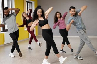 Maîtrisez les mouvements et les styles avec des cours de danse dans un club à Paris