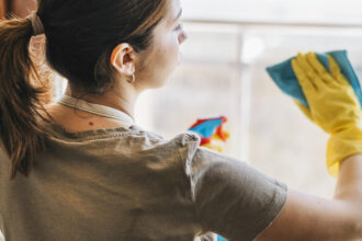 Ménage à domicile en 2026 : combien ça coûte vraiment, et comment s'y retrouver ?